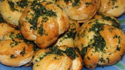 борщ со свекольной ботвой и чесночными булочками