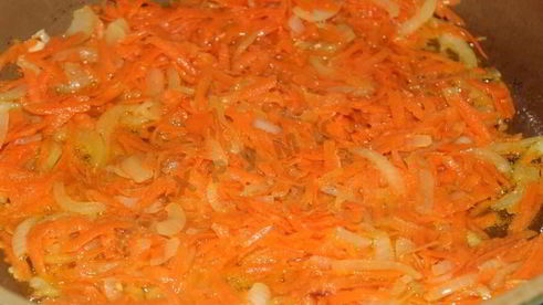 борщ со свекольной ботвой и чесночными булочками