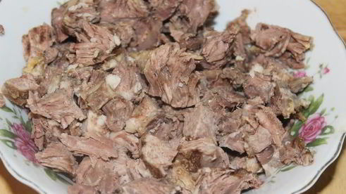 борщ со свекольной ботвой и чесночными булочками