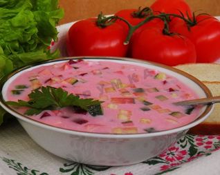 Холодный борщ из маринованной свеклы с колбасой