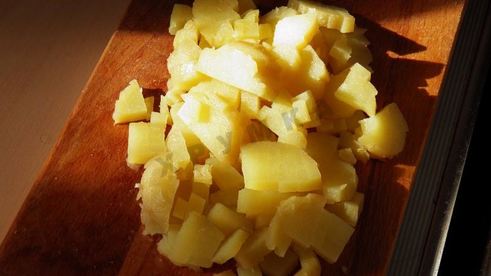 холодный борщ из маринованной свеклы с колбасой