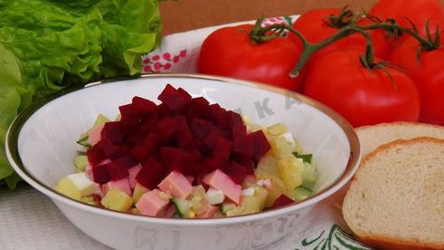 холодный борщ из маринованной свеклы с колбасой
