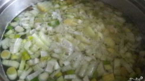 зеленый борщ с консервированным щавелем