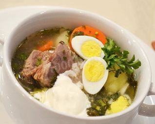 Зеленый борщ с щавелем и перепелиными яйцами