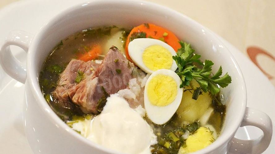 Рецепт зеленого борща с щавелем и перепелиными яйцами