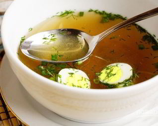 Базовый куриный бульон с перепелиными яйцами