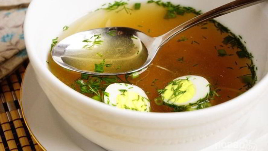 Рецепт базового куриного бульона с перепелиными яйцами