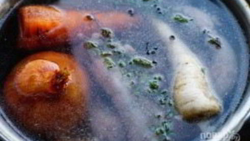 базовый куриный бульон с перепелиными яйцами