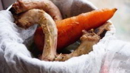 базовый куриный бульон с перепелиными яйцами