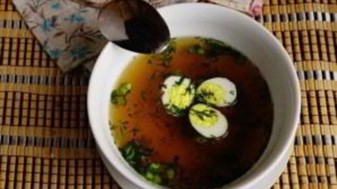 базовый куриный бульон с перепелиными яйцами