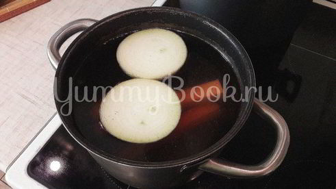 бульон с яичной паутинкой, томатами и зеленым луком