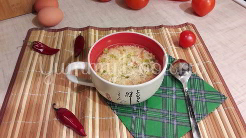 бульон с яичной паутинкой, томатами и зеленым луком
