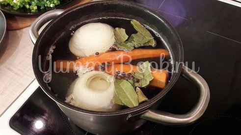 бульон с яичной паутинкой, томатами и зеленым луком