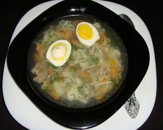 Домашняя лапша на курином бульоне