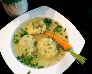 Куриный бульон с клецками