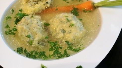 куриный бульон с клецками