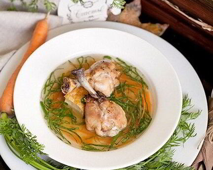 Куриный бульон со шпинатом и омлетом