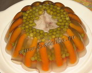 Заливное на курином бульоне с горошком и морковью