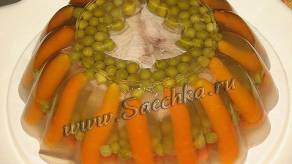 Рецепт Заливного на курином бульоне с горошком и морковью