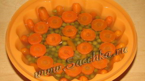 заливное на курином бульоне с горошком и морковью