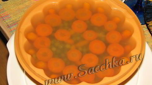 заливное на курином бульоне с горошком и морковью