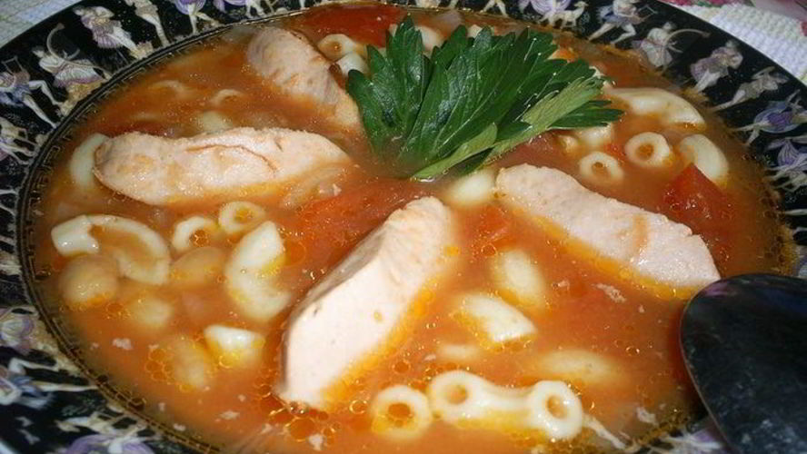 Рецепт итальянского томатного супа с сосисками