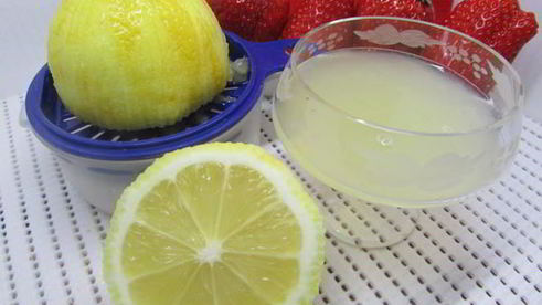 клубнично-лимонный холодный суп с нежными клецками