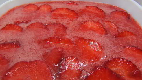 клубнично-лимонный холодный суп с нежными клецками