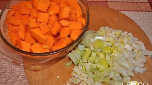 крем-суп из тыквы с карри и бальзамическим кремом