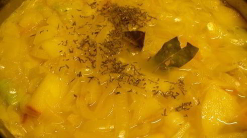 луковый суп с яблоком и сидром