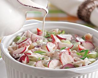 Белая окрошка с крабовым мясом