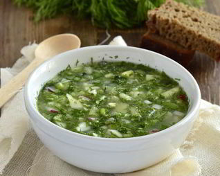 Окрошка на айране со шпинатом и сосисками