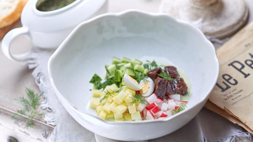 Рецепт окрошки с глазированными щечками