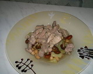 Фасолево-нутовая похлебка с перцем и грибами и с бедром индейки в чесноке и розмарине