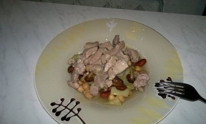 Фасолево-нутовая похлебка с перцем и грибами и с бедром индейки в чесноке и розмарине