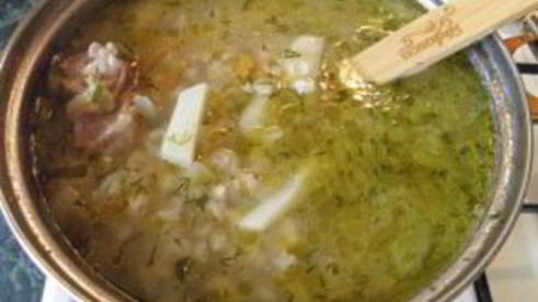 рассольник с перловкой и солеными огурцами