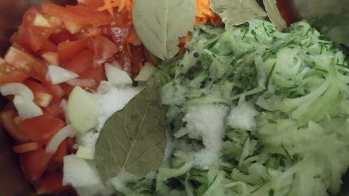 рассольник со свежими огурцами и перловкой