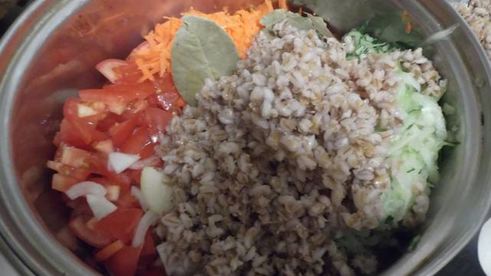 рассольник со свежими огурцами и перловкой