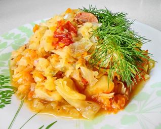 Солянка из капусты с сосисками и помидор в мультиварке