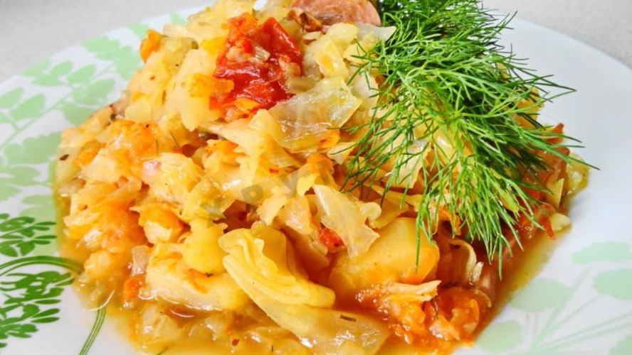 Рецепт солянки из капусты с сосисками и помидор в мультиварке