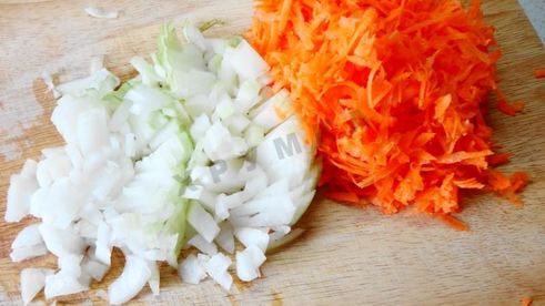 солянка из капусты с сосисками и помидор в мультиварке