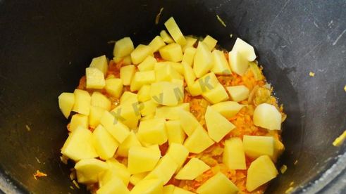 солянка из капусты с сосисками и помидор в мультиварке