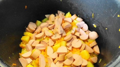 солянка из капусты с сосисками и помидор в мультиварке