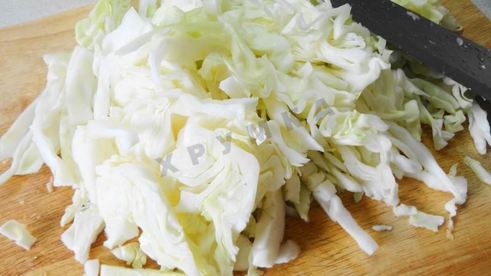 солянка из капусты с сосисками и помидор в мультиварке