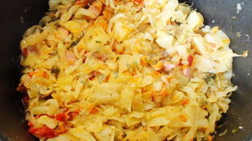 солянка из капусты с сосисками и помидор в мультиварке