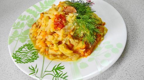 солянка из капусты с сосисками и помидор в мультиварке