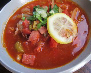 Солянка с оливками и колбасой