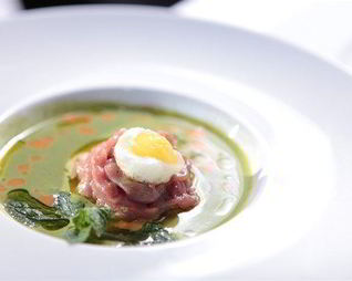 Суп из шпината с тартаром из молодого теленка