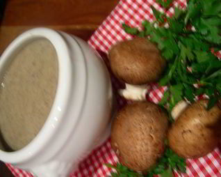 Грибной суп-пюре с запеченным чесноком