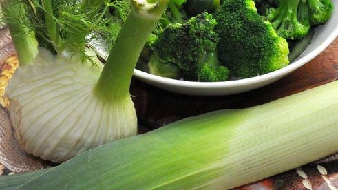 кростини с оливками и зеленый суп-пюре